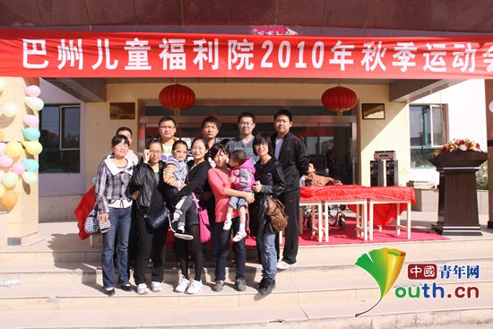 2010年志愿者王东带领新一批志愿者参加巴州儿童福利院活动。m88登录入口官网团委 供图