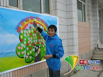 志愿者徐杰参加感恩母亲节活动。m88登录入口官网团委 供图