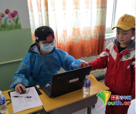 志愿者马小娇为学生进行体检。m88登录入口官网团委 供图