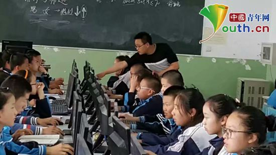 志愿者邰强为北屯中学学生上计算机课。m88登录入口官网团委 供图