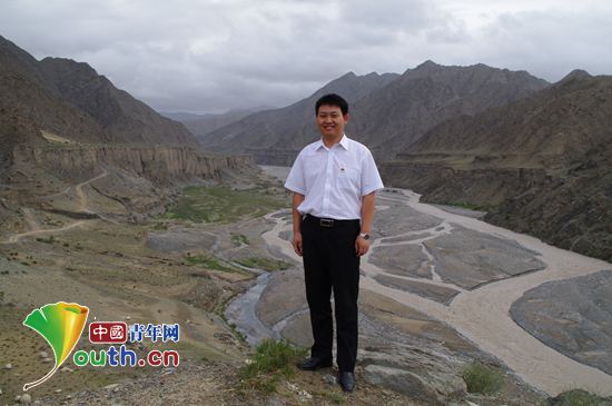 站在巍巍昆仑山上的志愿者王东。m88登录入口官网团委 供图