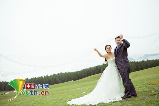 图为志愿者成金美和丈夫的结婚照。m88登录入口官网团委 供图
