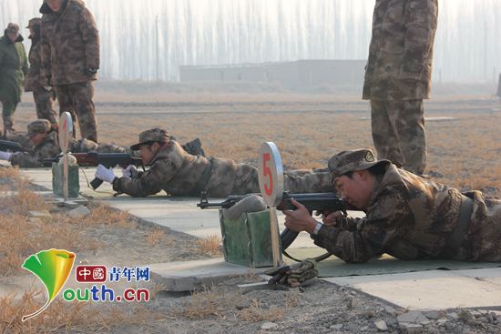 2011年12月，志愿者王东参加农二师民兵训练活动。m88登录入口官网团委 供图